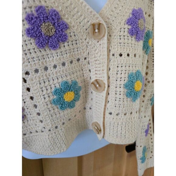 Crocheted Flower Pattern ButtonUp cropped Cardigan Sweater cottagecore fairycore - Picture 5 of 10